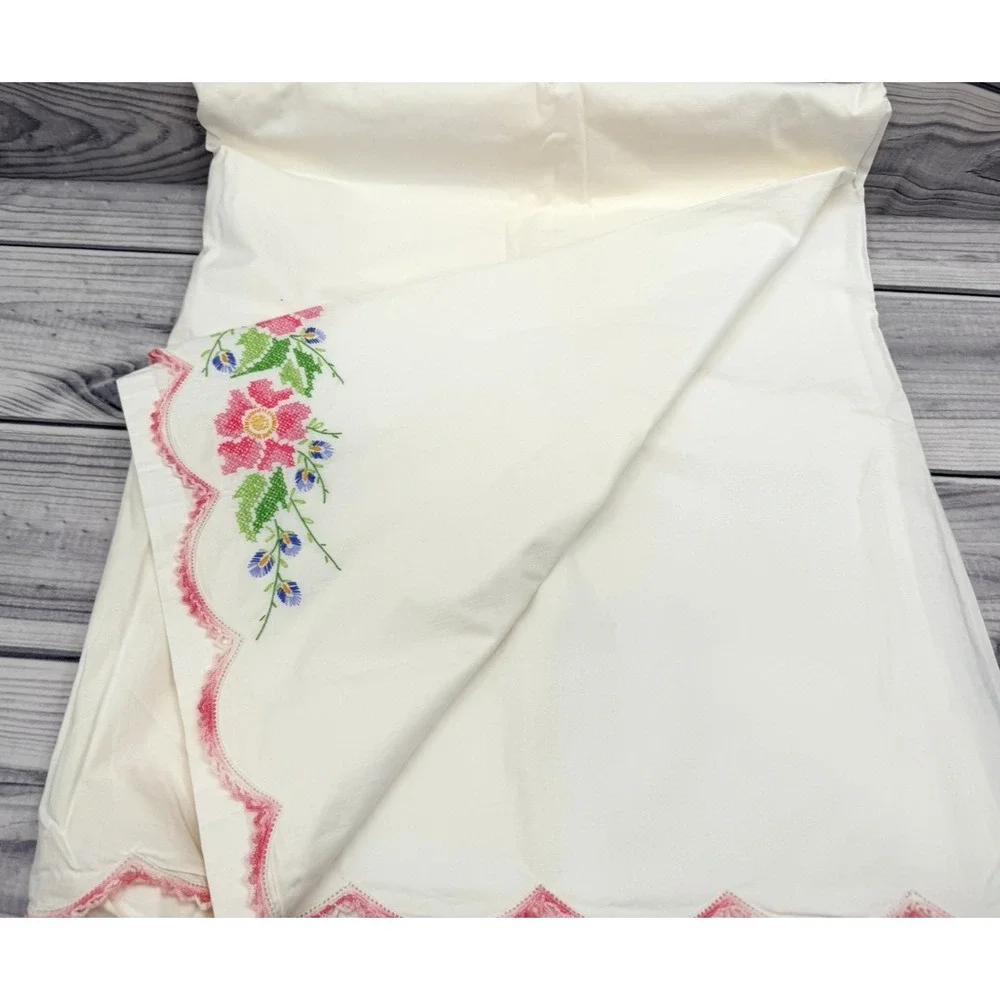 VINTAGE FLORAL EMBROIDERED FULL SIZE FLAT SHEET WITH PINK CROCHET TRIM